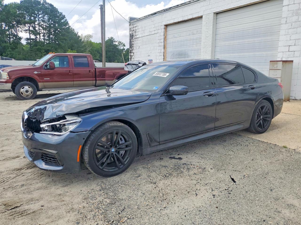 2016 BMW Seria 7 750i - zdjęcie główne