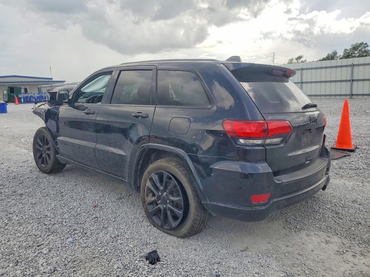 2021 Jeep Grand Cherokee Laredo - zdjęcie 2