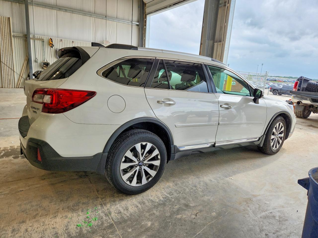 2018 Subaru Outback Touring - zdjęcie 3