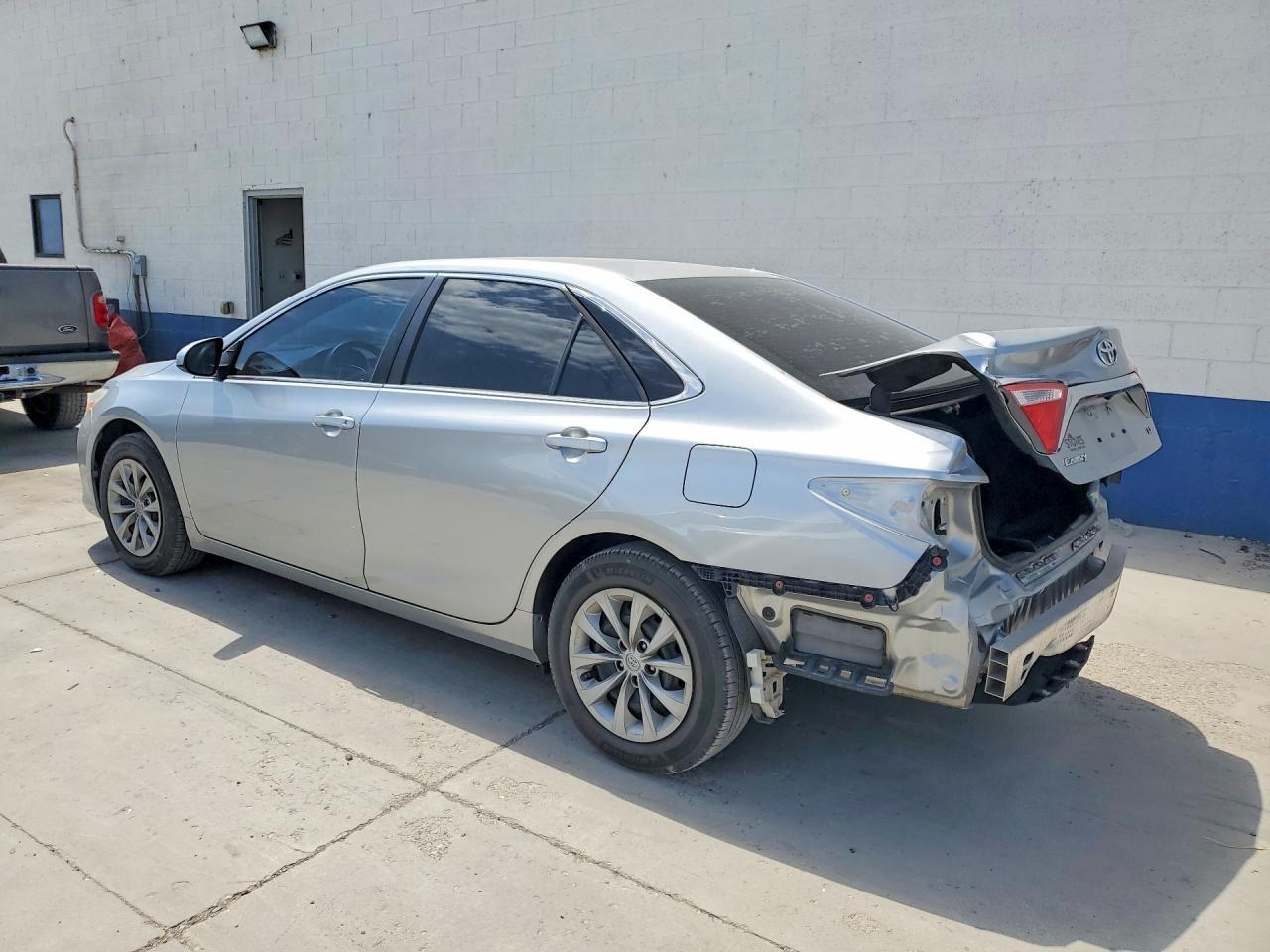 2017 Toyota Camry Le - zdjęcie 2