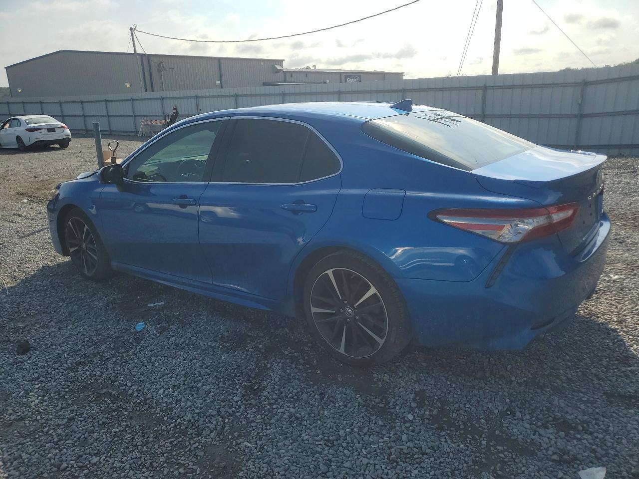 2019 Toyota Camry Xse - zdjęcie 2