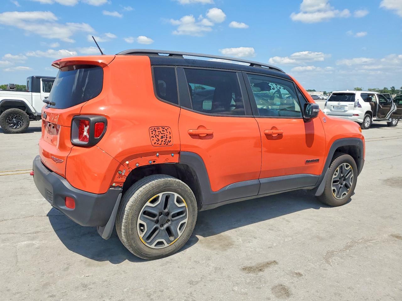 2015 Jeep Renegade Trailhawk - zdjęcie 3