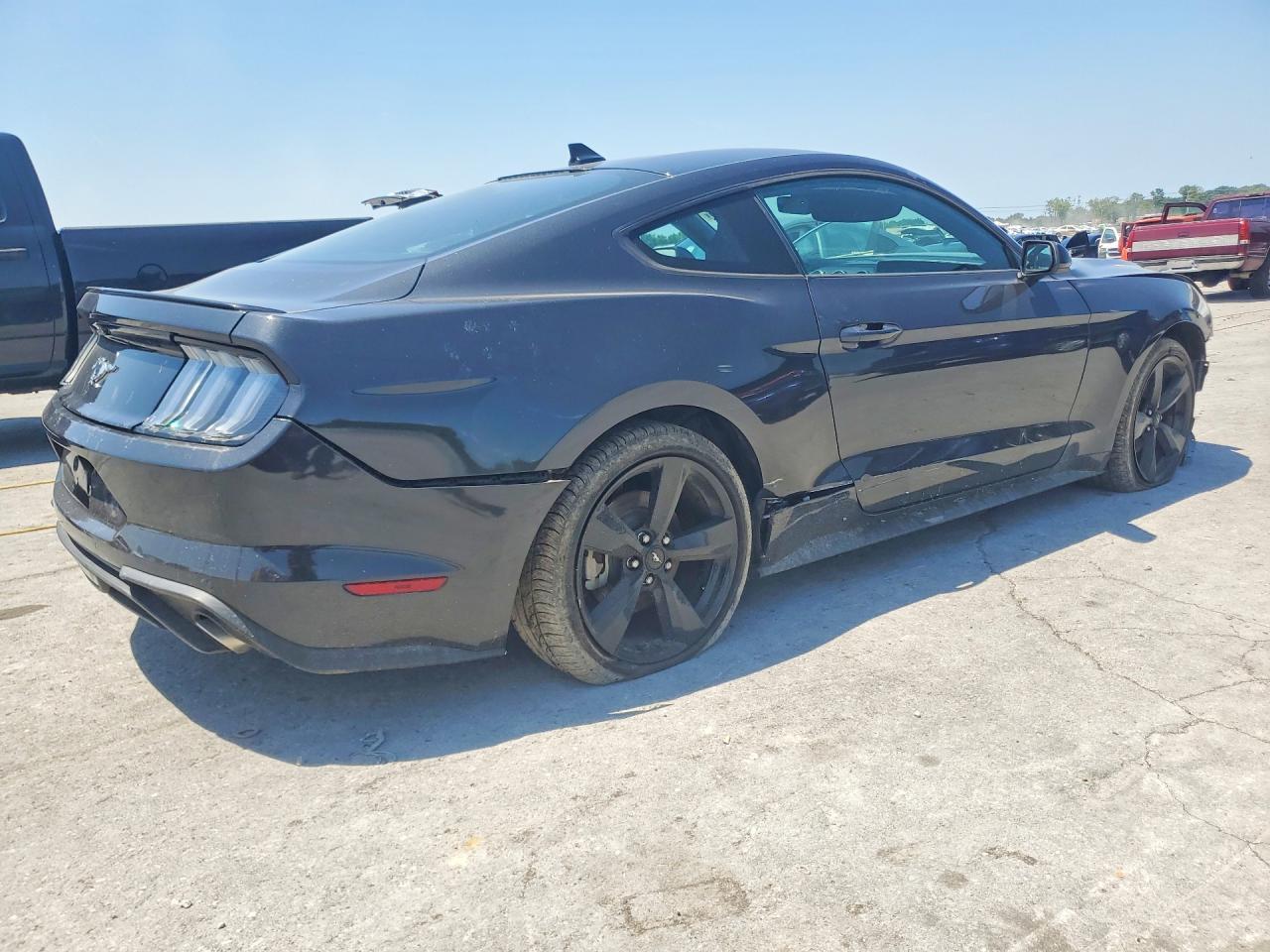 2022 Ford Mustang - zdjęcie 3