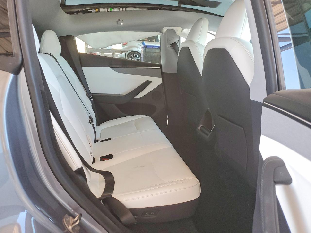 2026 Tesla Model Y - zdjęcie 3