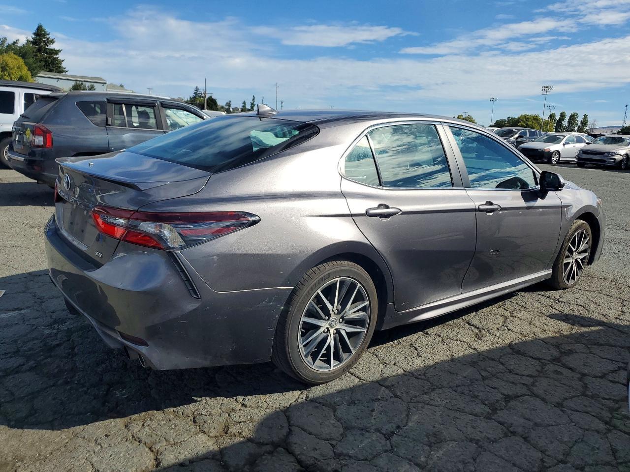 2021 Toyota Camry Se - zdjęcie 3