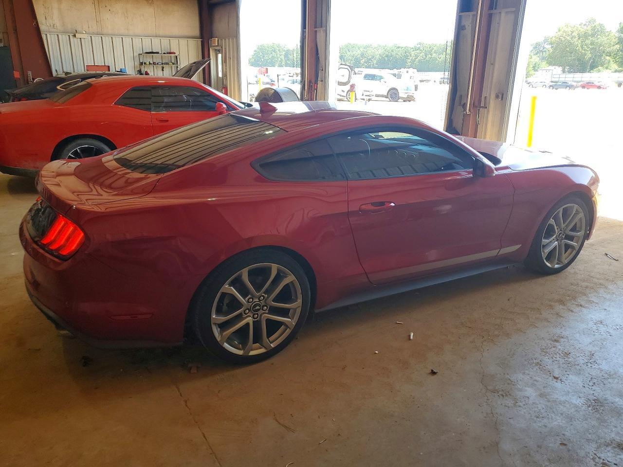 2021 Ford Mustang - zdjęcie 3