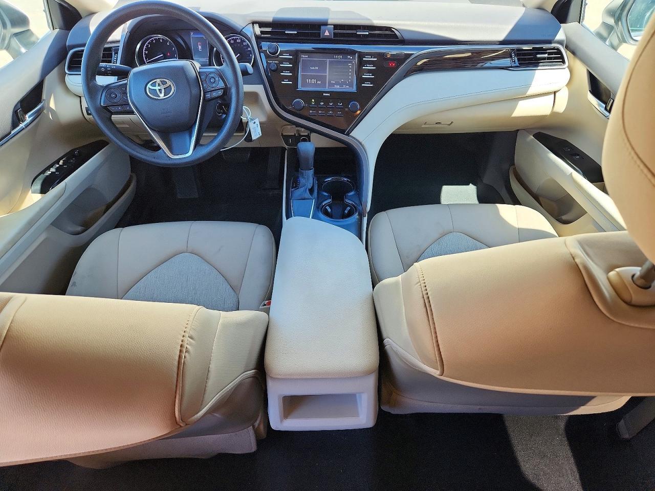 2020 Toyota Camry Le - zdjęcie 8
