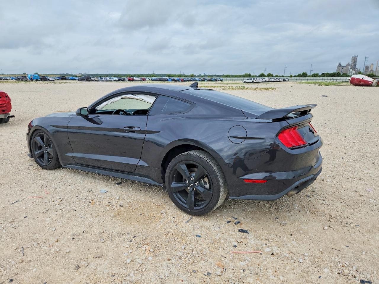 2022 Ford Mustang - zdjęcie 2