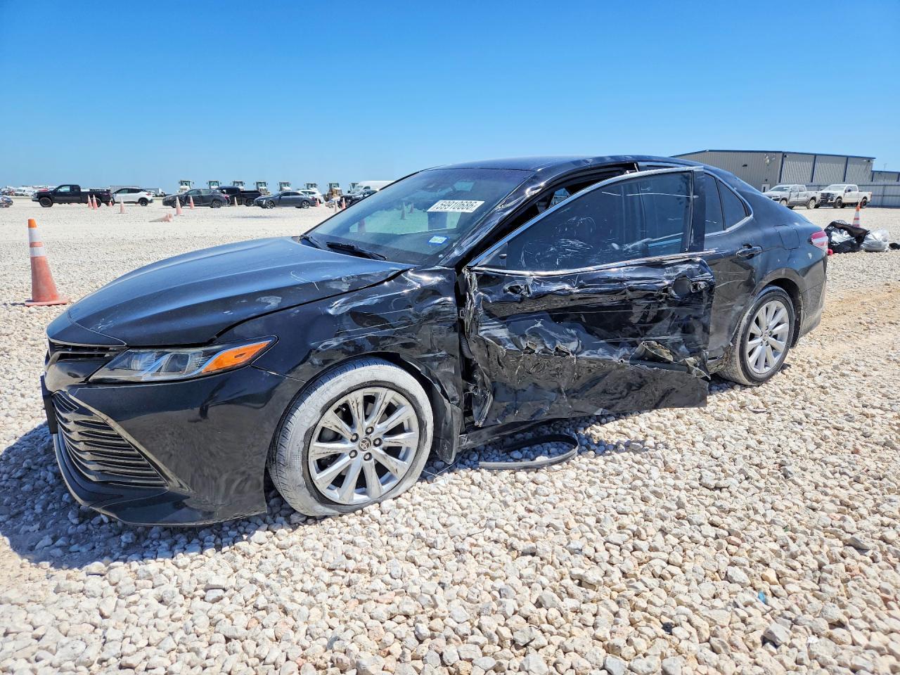 2020 Toyota Camry Le - zdjęcie główne