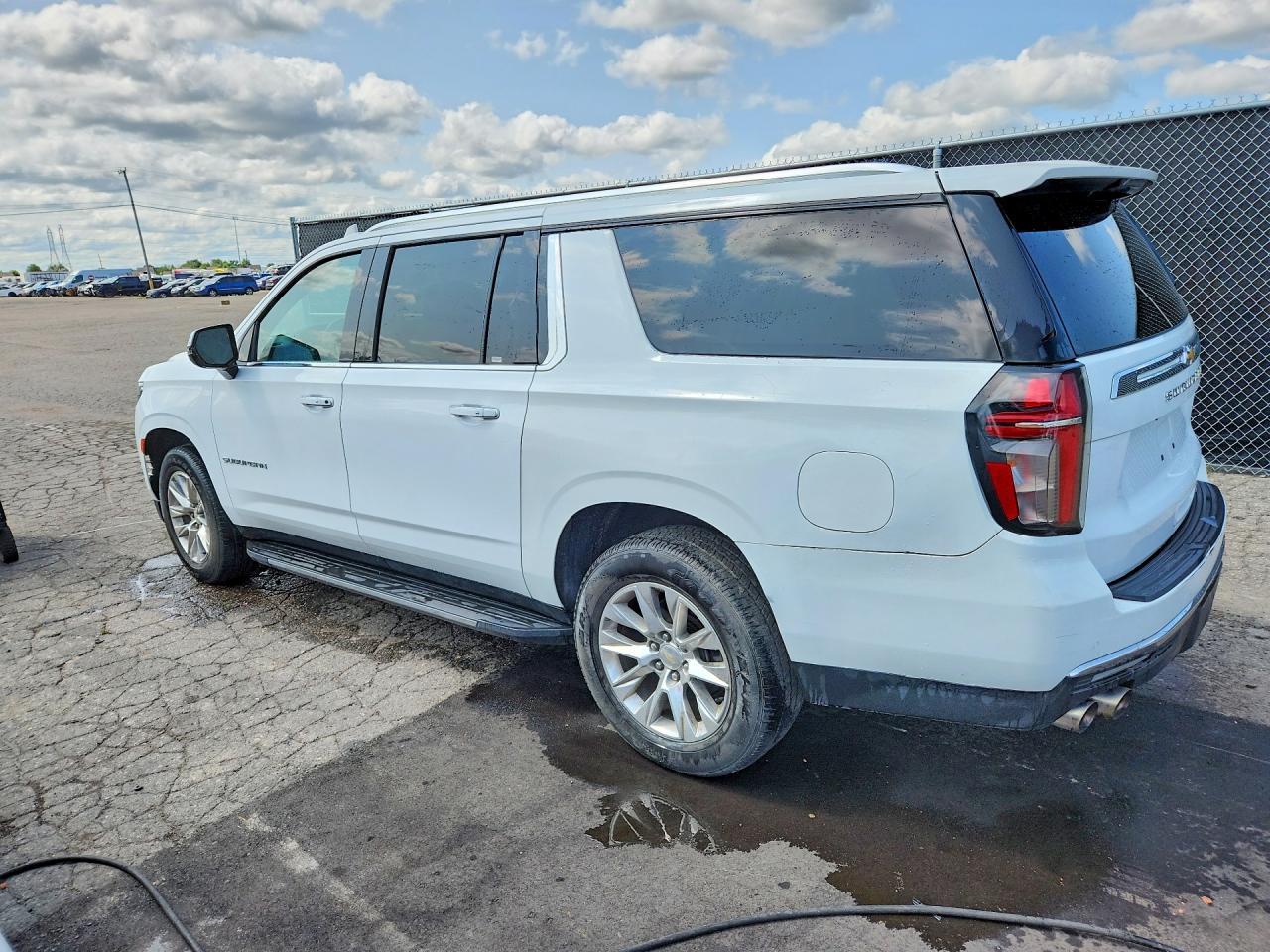 2022 Chevrolet Suburban C1500 Premier - zdjęcie 2