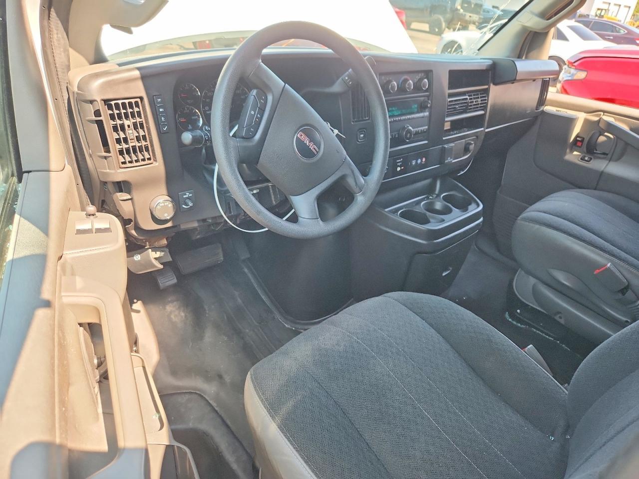 2022 GMC Savana G2500 - zdjęcie 8