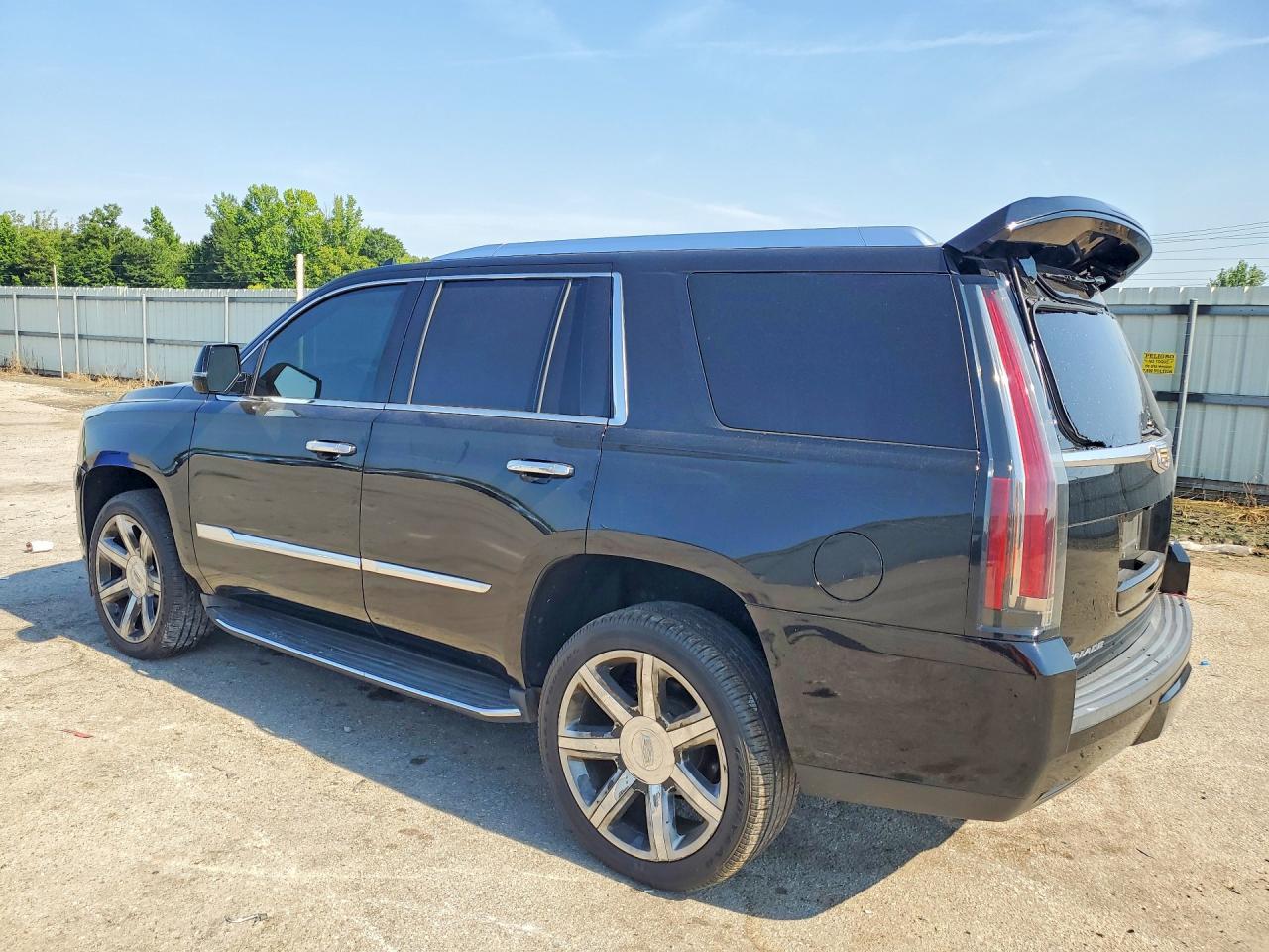 2017 Cadillac Escalade Luxury - zdjęcie 2
