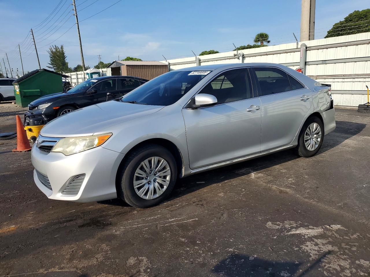 2014 Toyota Camry Le - zdjęcie główne