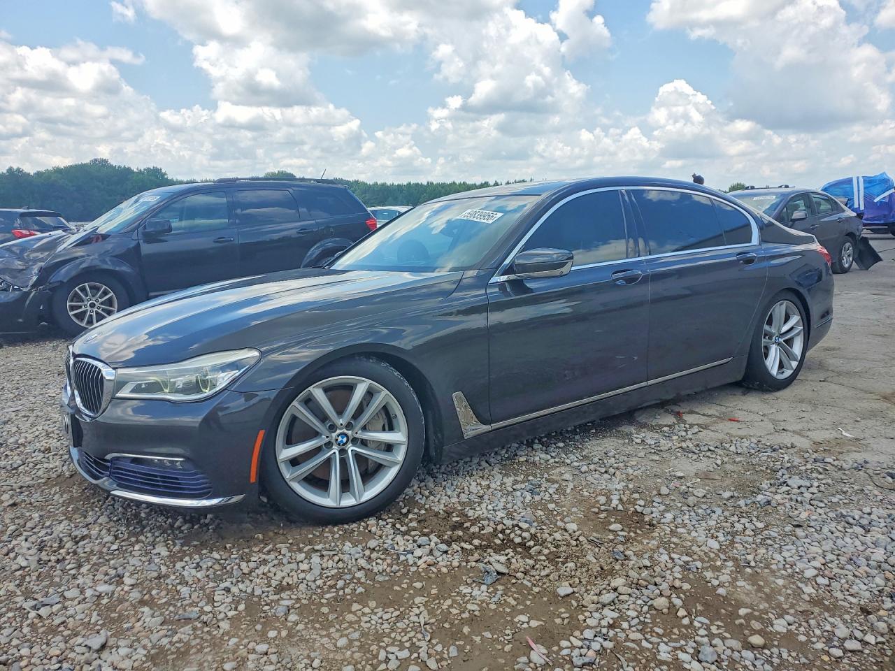 2016 BMW Seria 7 750i - zdjęcie główne