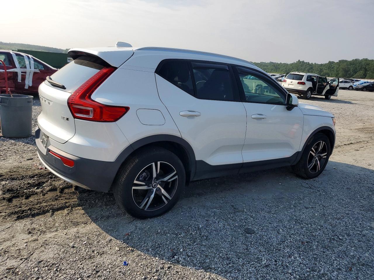 2023 Volvo Xc40 Core - zdjęcie 3