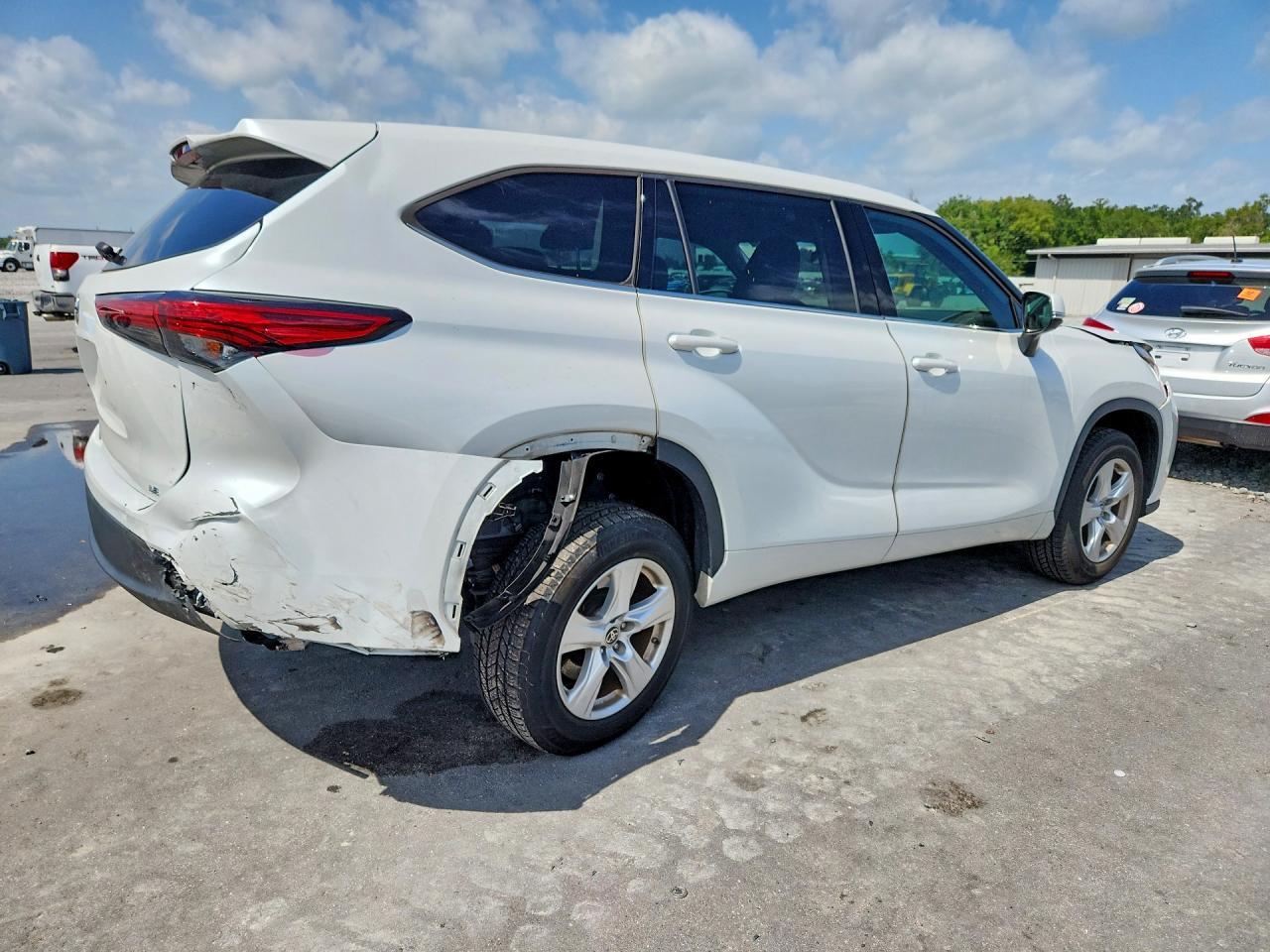 2022 Toyota Highlander Le - zdjęcie 3