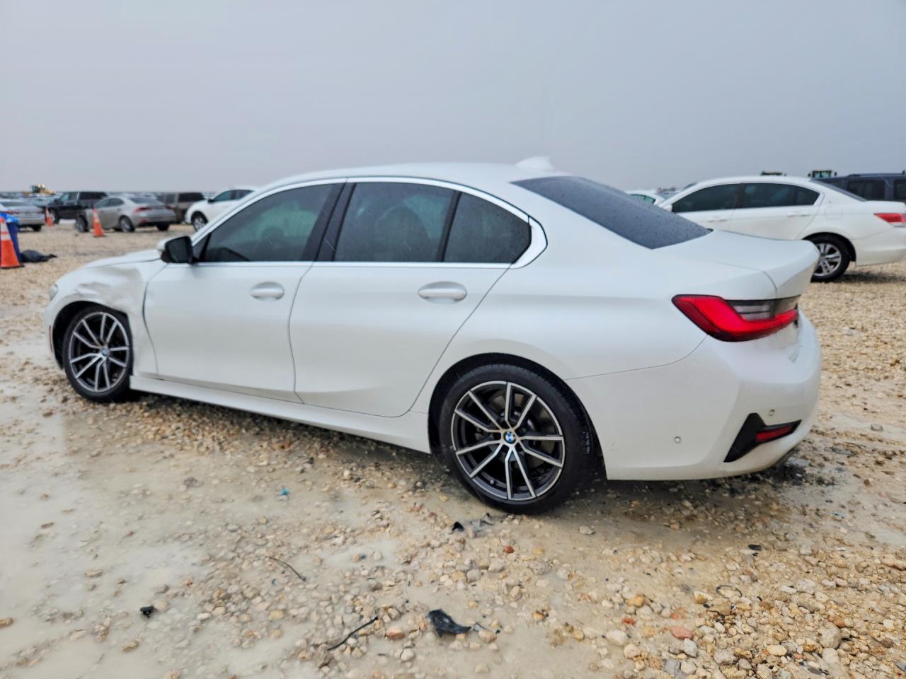 2021 BMW 330I - zdjęcie 2