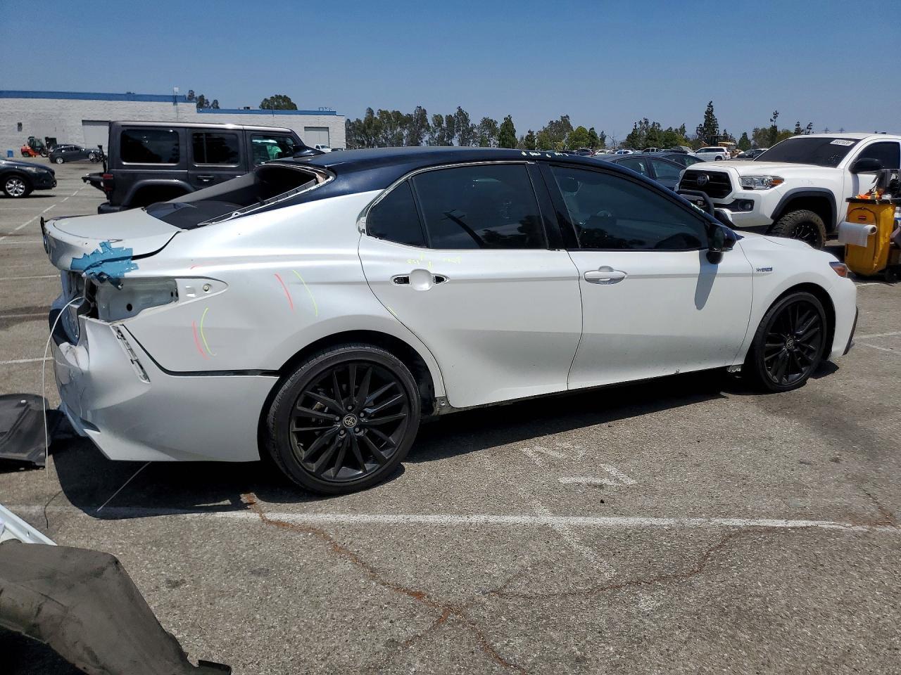 2021 Toyota Camry Xse - zdjęcie 3