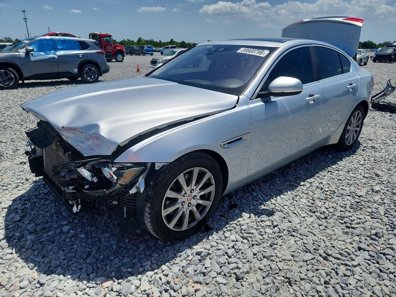 2019 Jaguar Xe - zdjęcie główne