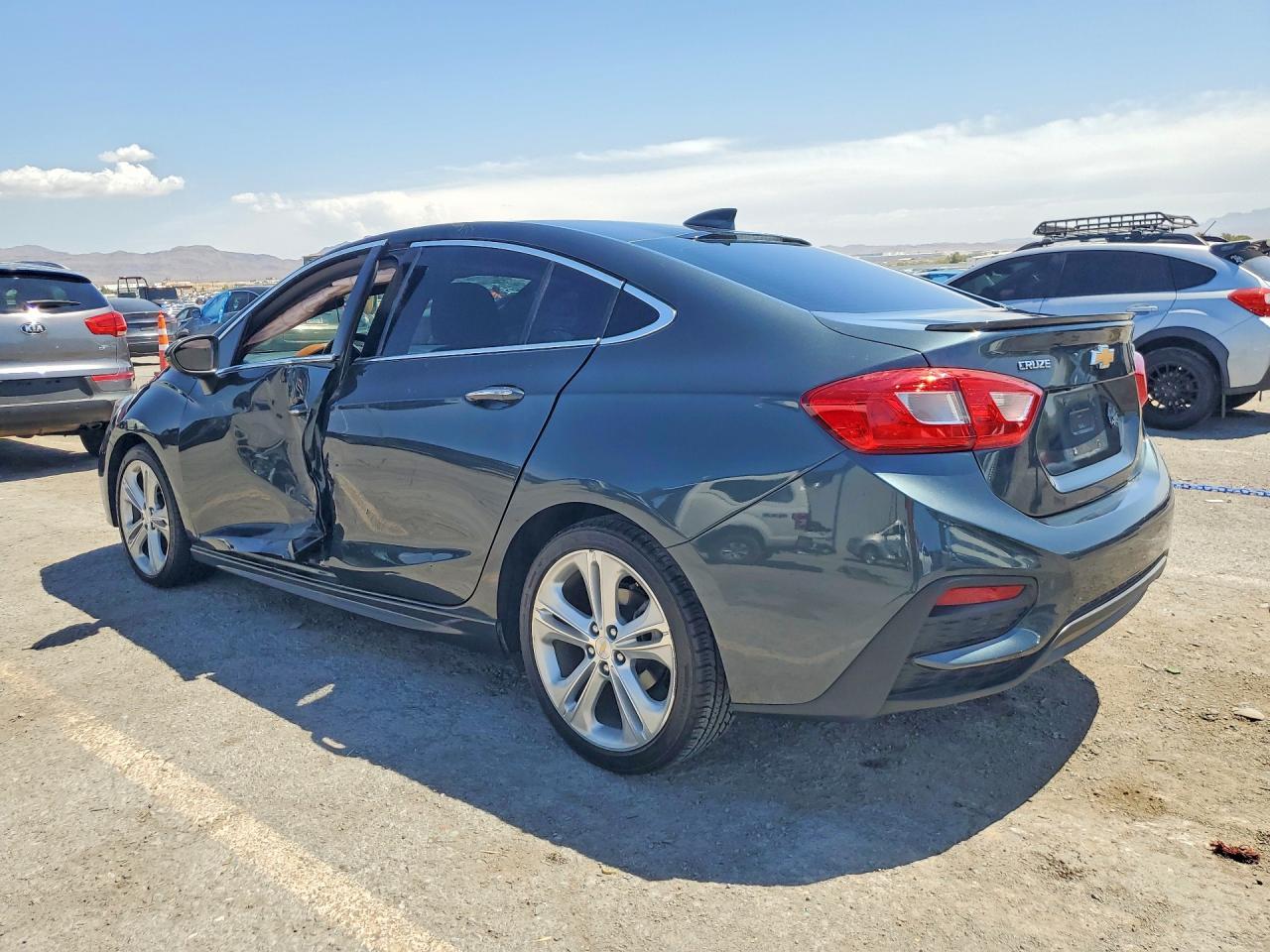 2018 Chevrolet Cruze Premier - zdjęcie 2