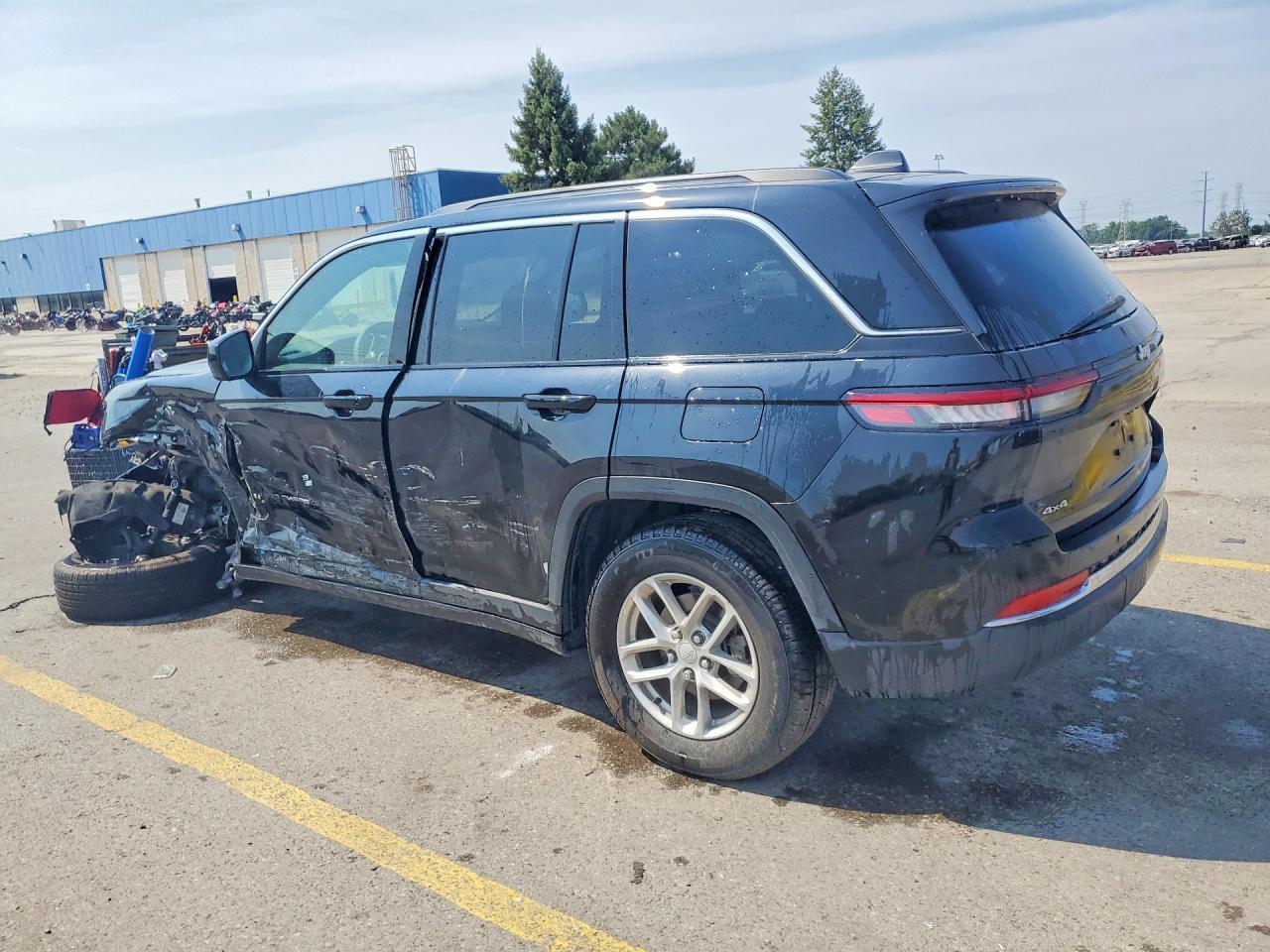 2025 Jeep Grand Cherokee Laredo - zdjęcie 2