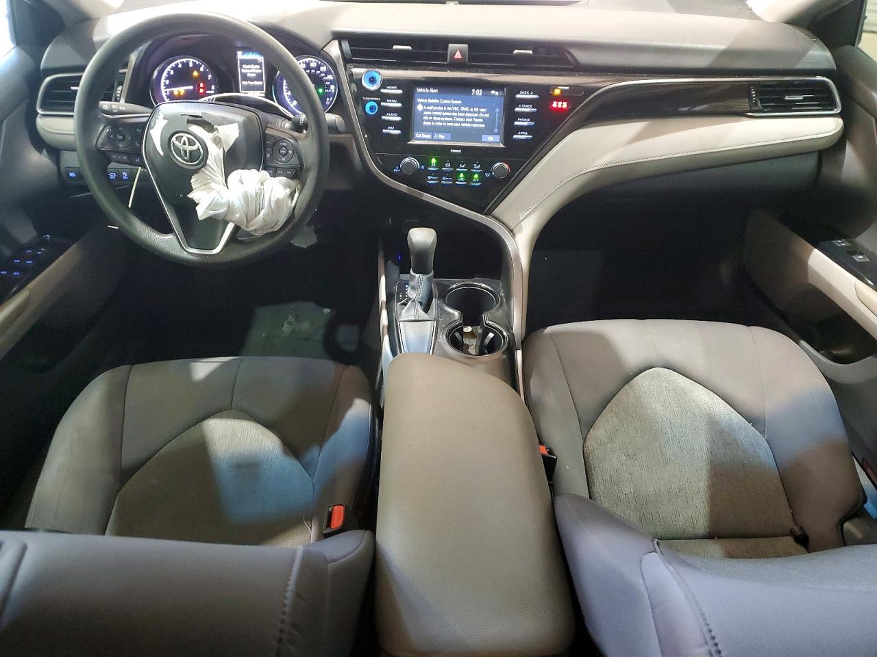 2020 Toyota Camry Le - zdjęcie 8