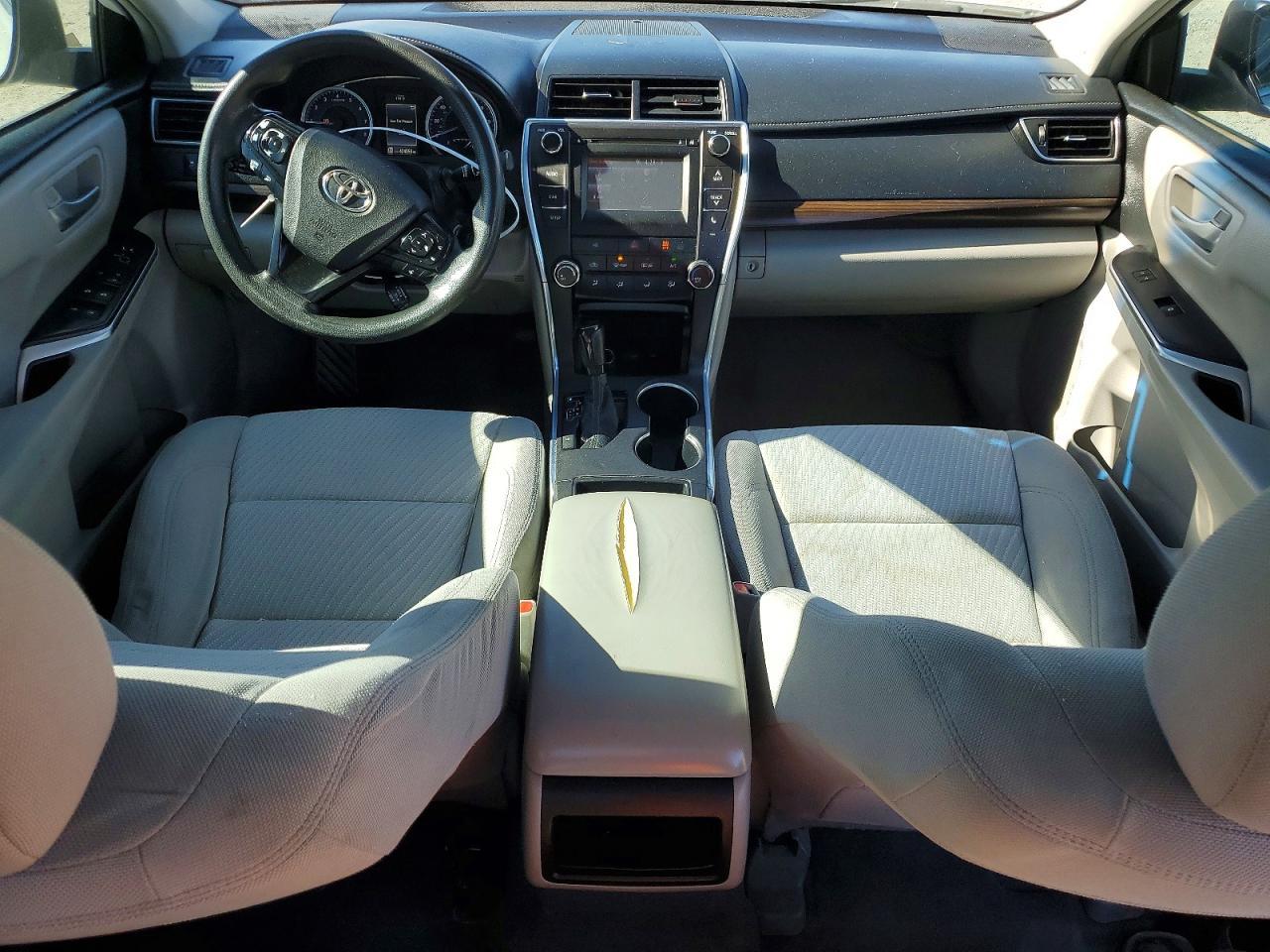 2016 Toyota Camry Le - zdjęcie 8