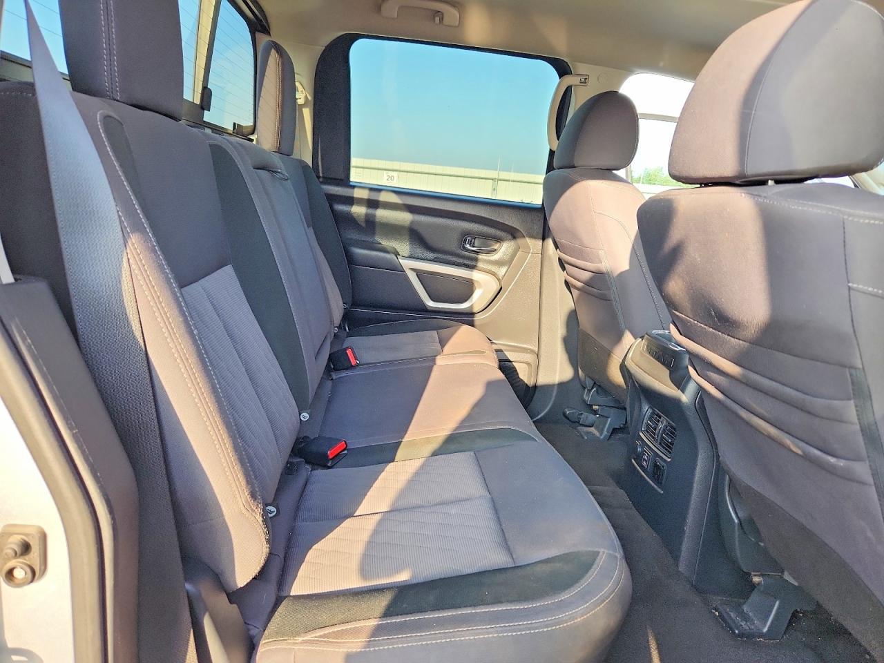 2020 Nissan Titan Sv - zdjęcie 10