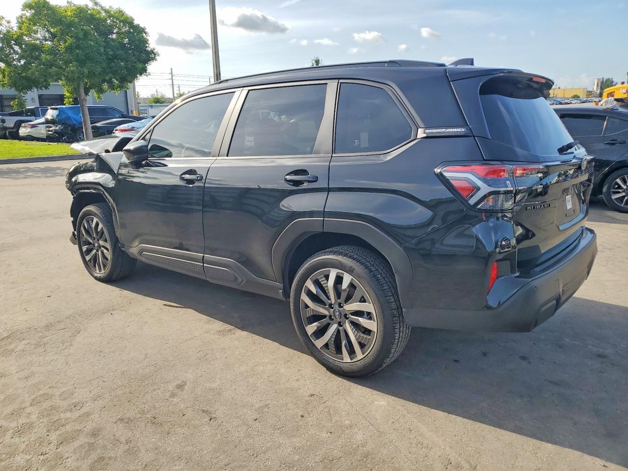 2025 Subaru Forester Touring - zdjęcie 2