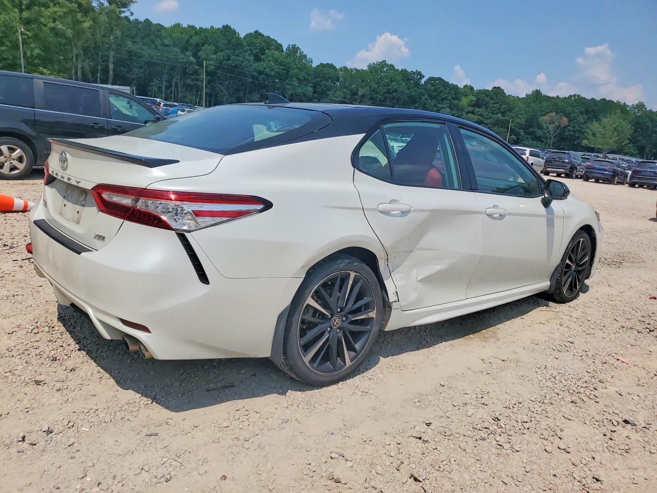 2020 Toyota Camry Xse - zdjęcie 3