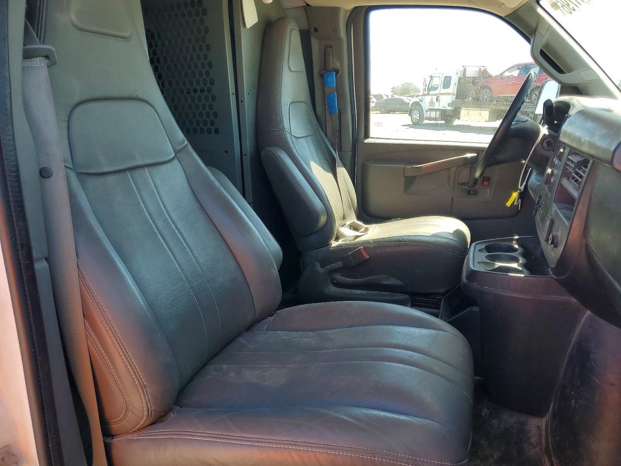 2016 Chevrolet Express G2500 - zdjęcie 11