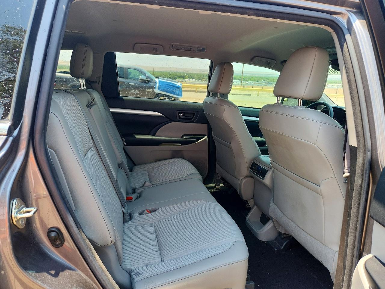 2017 Toyota Highlander Le Plus - zdjęcie 11