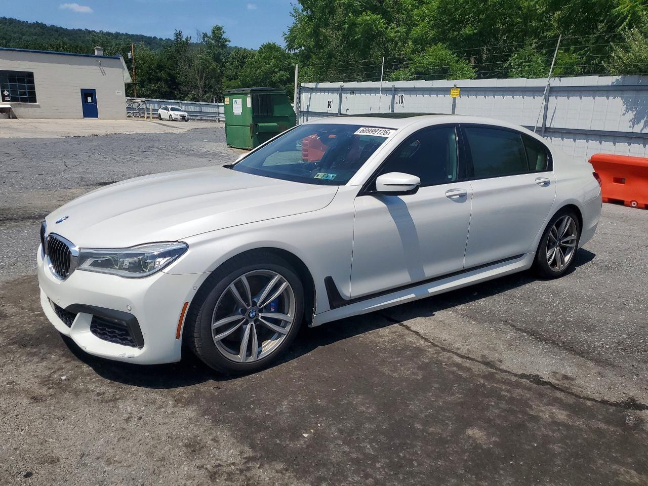 2016 BMW Seria 7 750i - zdjęcie główne