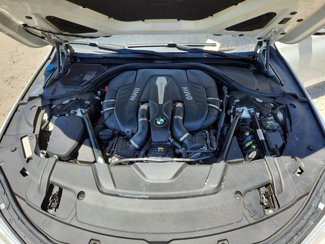 2016 BMW 750 Xi - zdjęcie 11