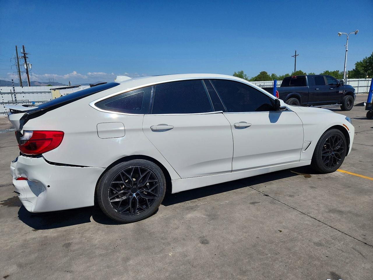 2017 BMW 330 Xigt - zdjęcie 3