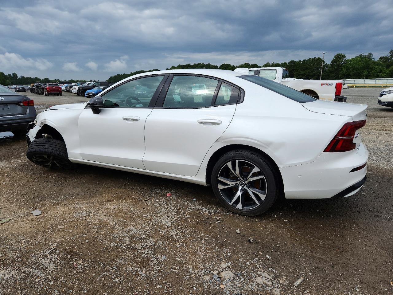 2024 Volvo S60 Plus - zdjęcie 2