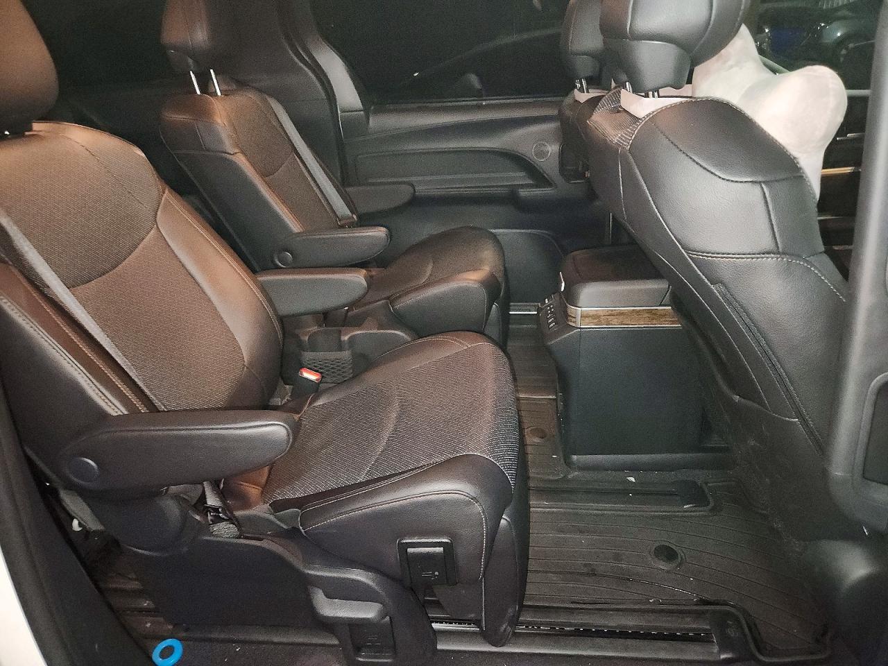 2025 Toyota Sienna Limited - zdjęcie 11