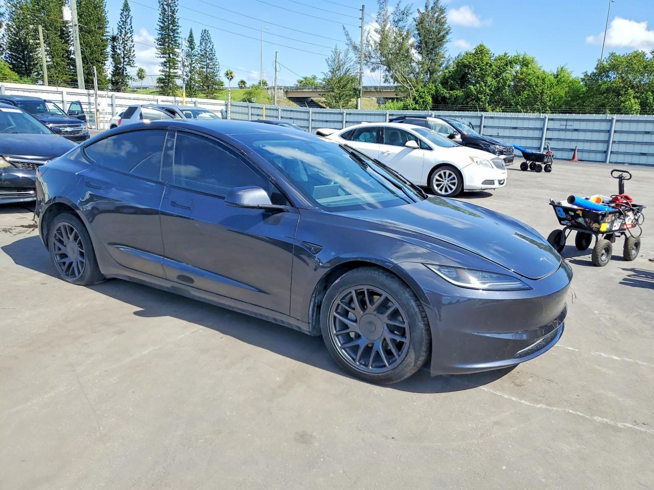 2025 Tesla Model 3 - zdjęcie 4