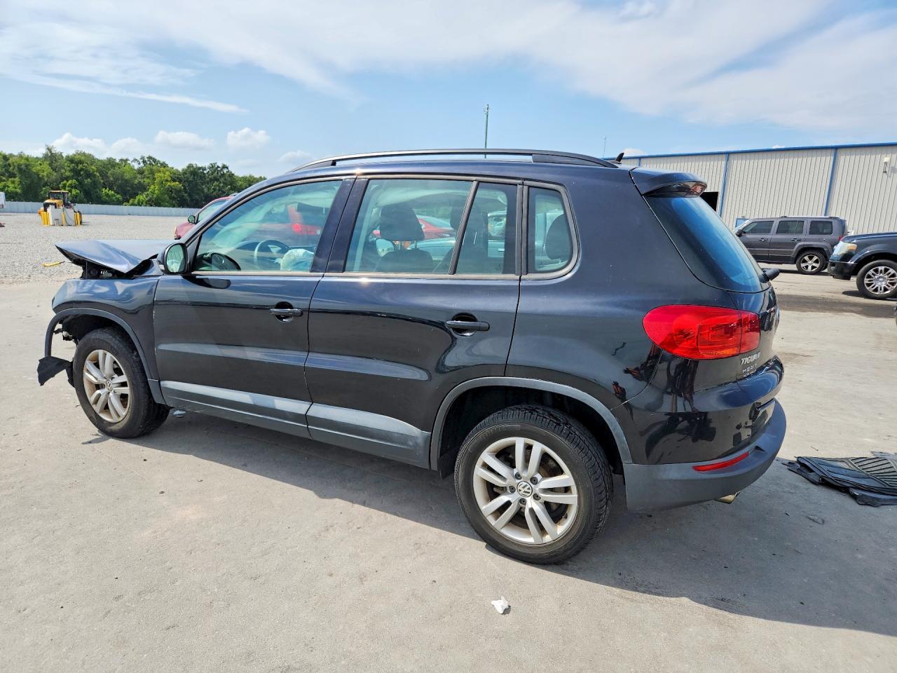 2016 Volkswagen Tiguan S - zdjęcie 2