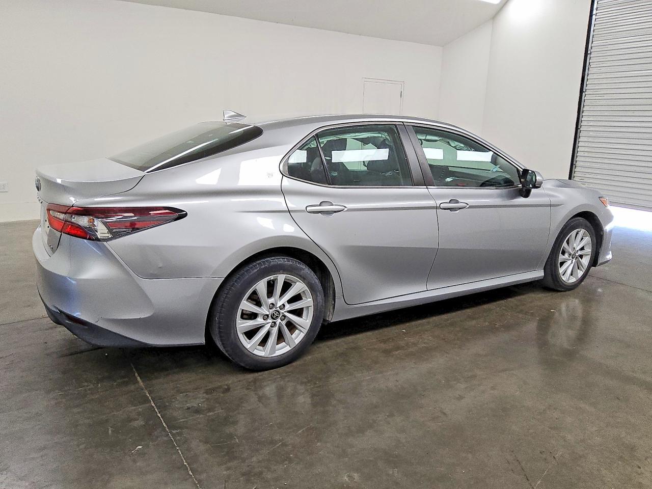 2022 Toyota Camry Le - zdjęcie 3