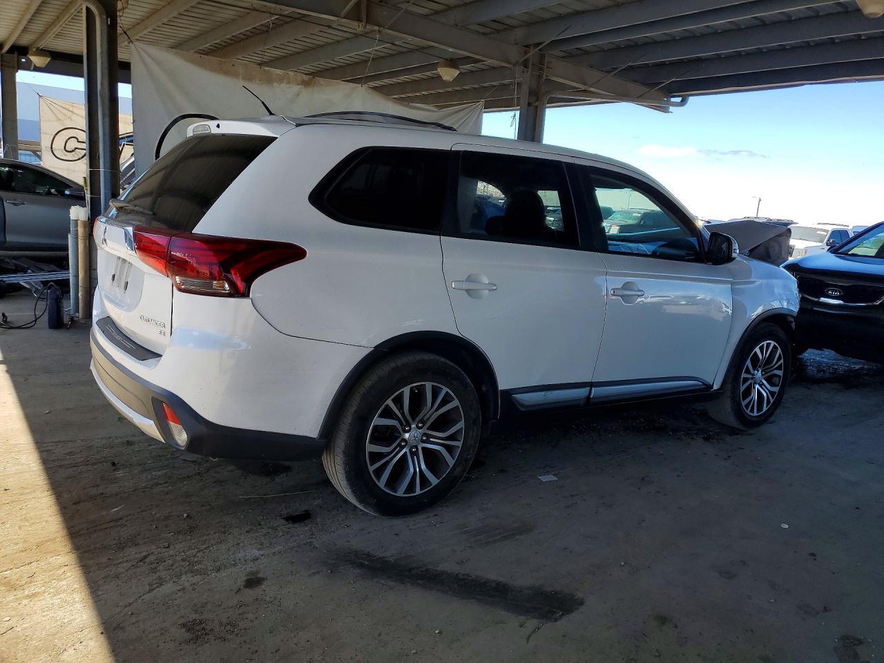 2016 Mitsubishi Outlander Se - zdjęcie 3