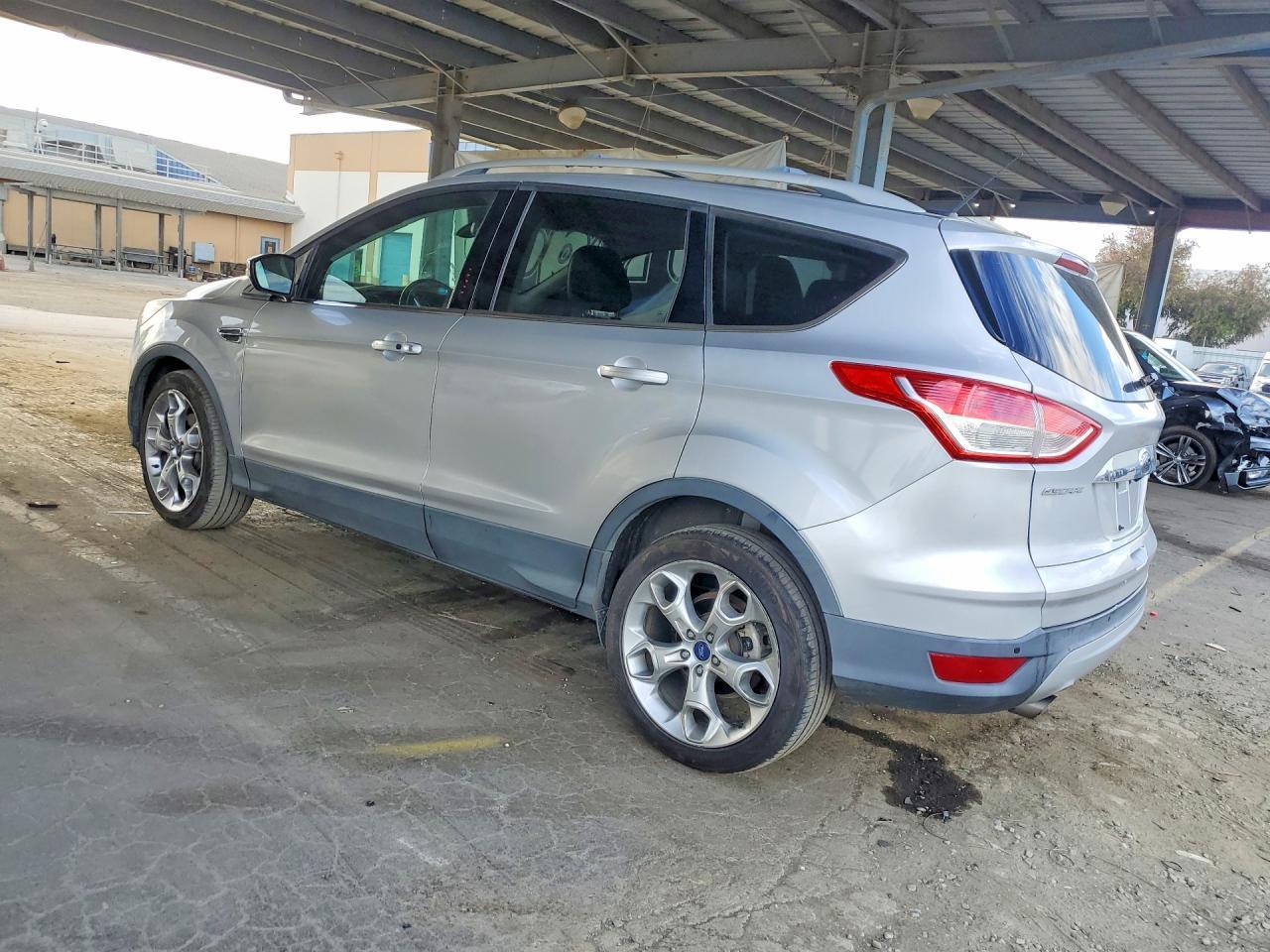 2014 Ford Escape Titanium - zdjęcie 2