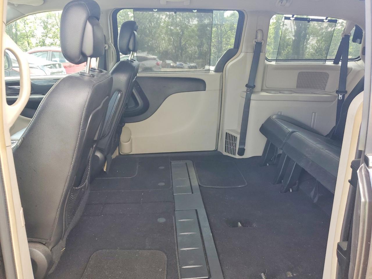 2016 Chrysler Town & Country Touring - zdjęcie 11