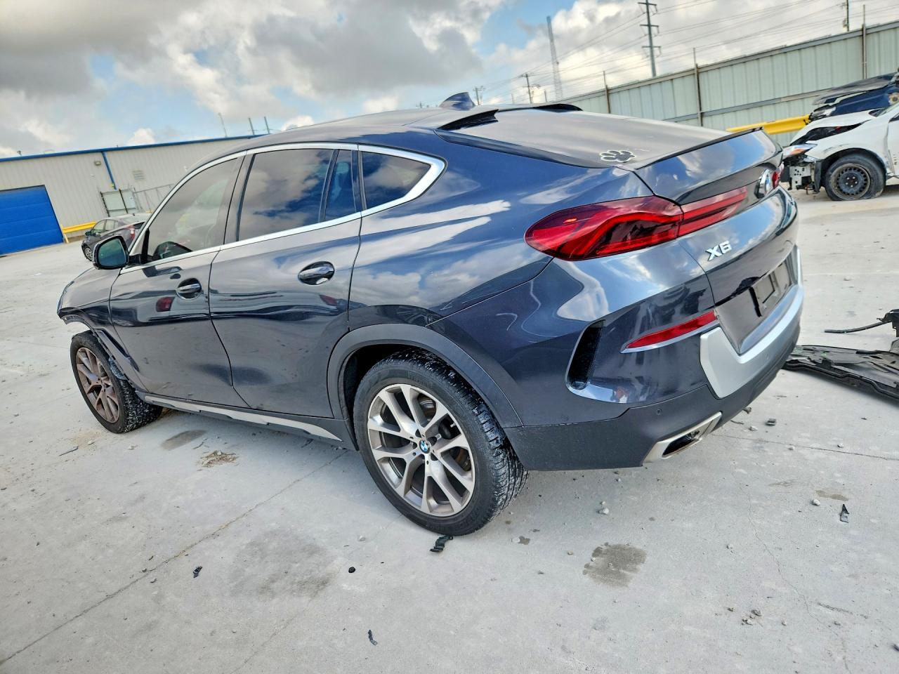 2021 BMW X6 xDrive40I - zdjęcie 2