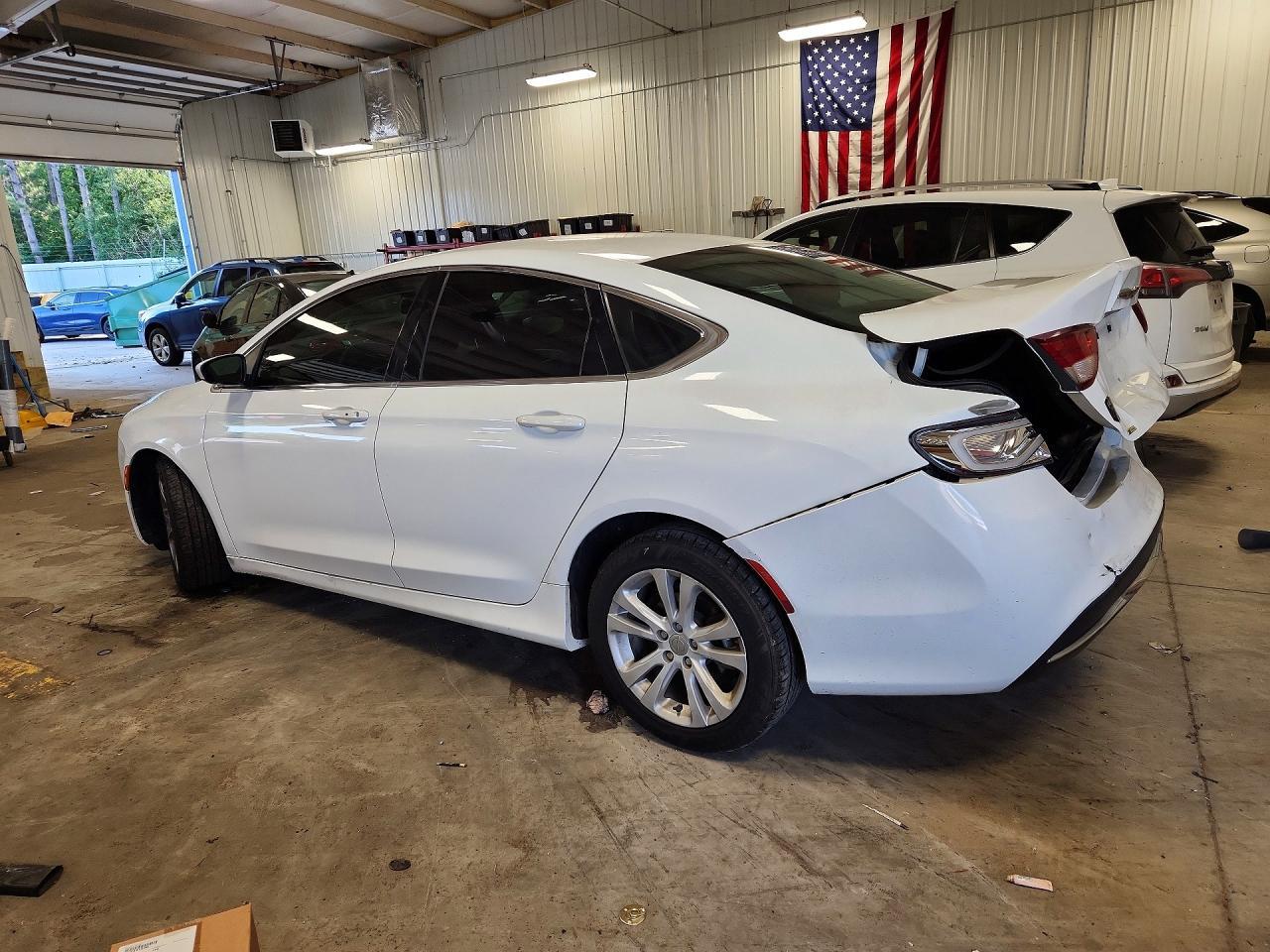 2015 Chrysler 200 Limited - zdjęcie 2