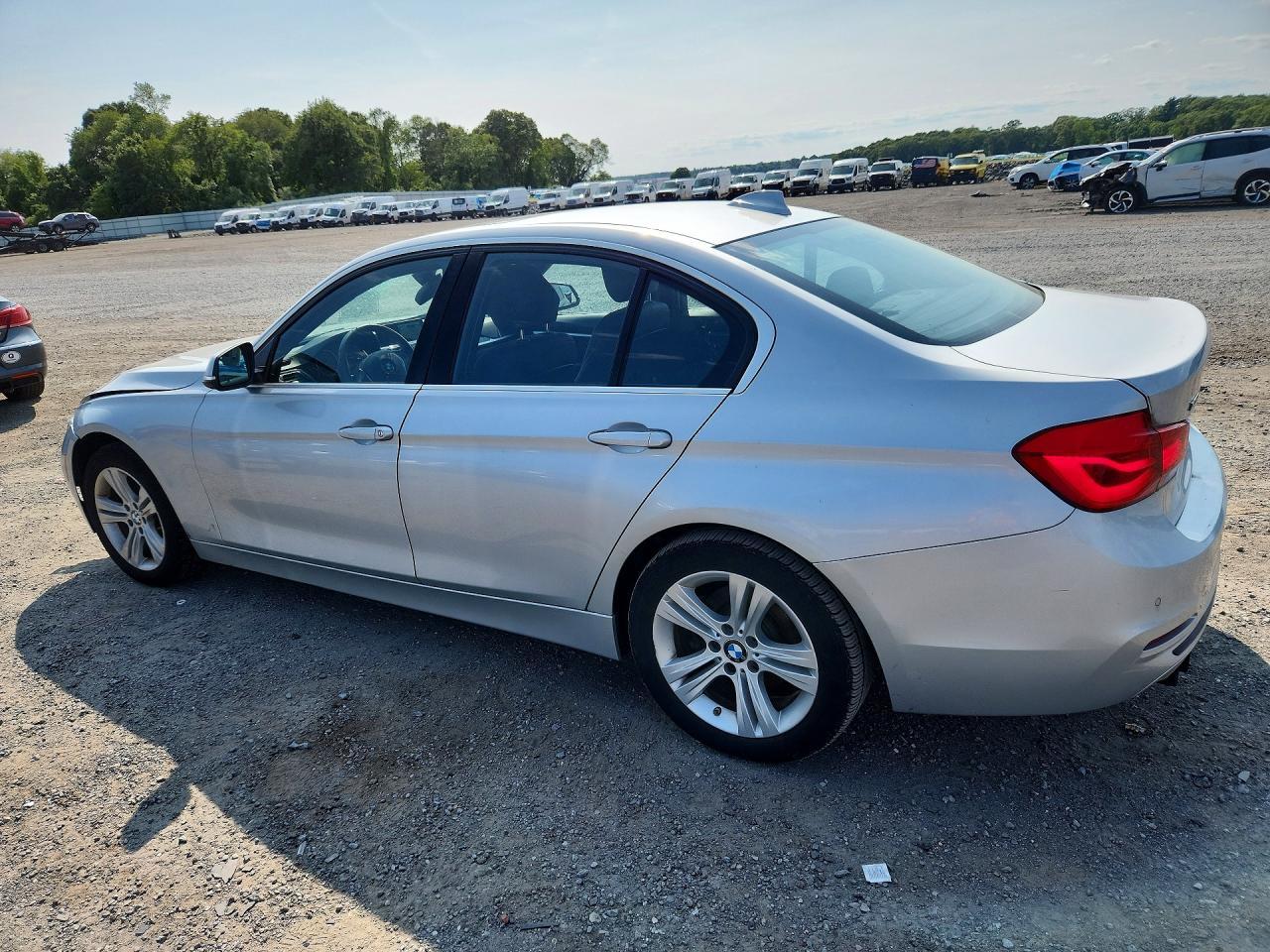 2017 BMW Seria 3 330i - zdjęcie 2