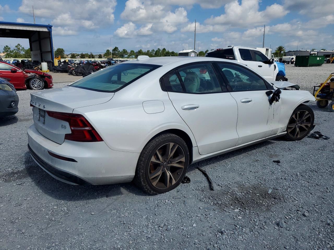 2025 Volvo S60 Core - zdjęcie 3