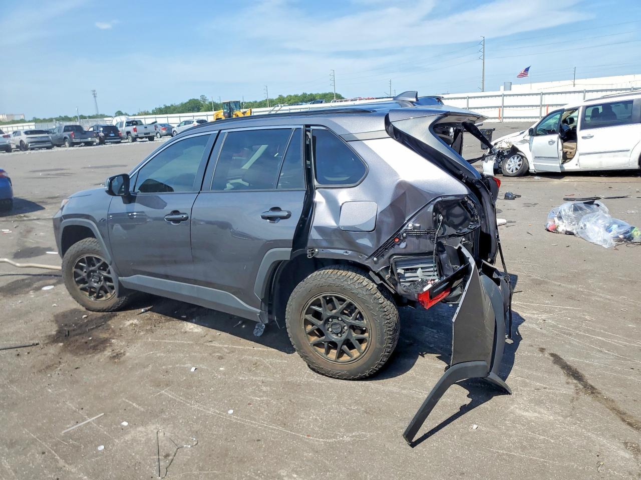 2024 Toyota Rav4 Xle - zdjęcie 2