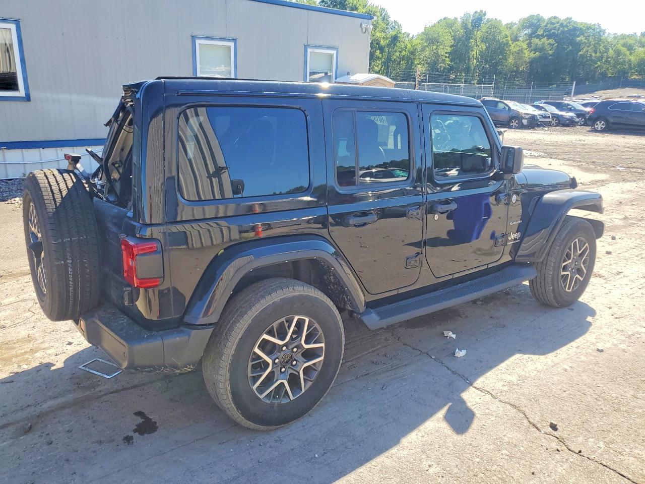2024 Jeep Wrangler Sahara - zdjęcie 3