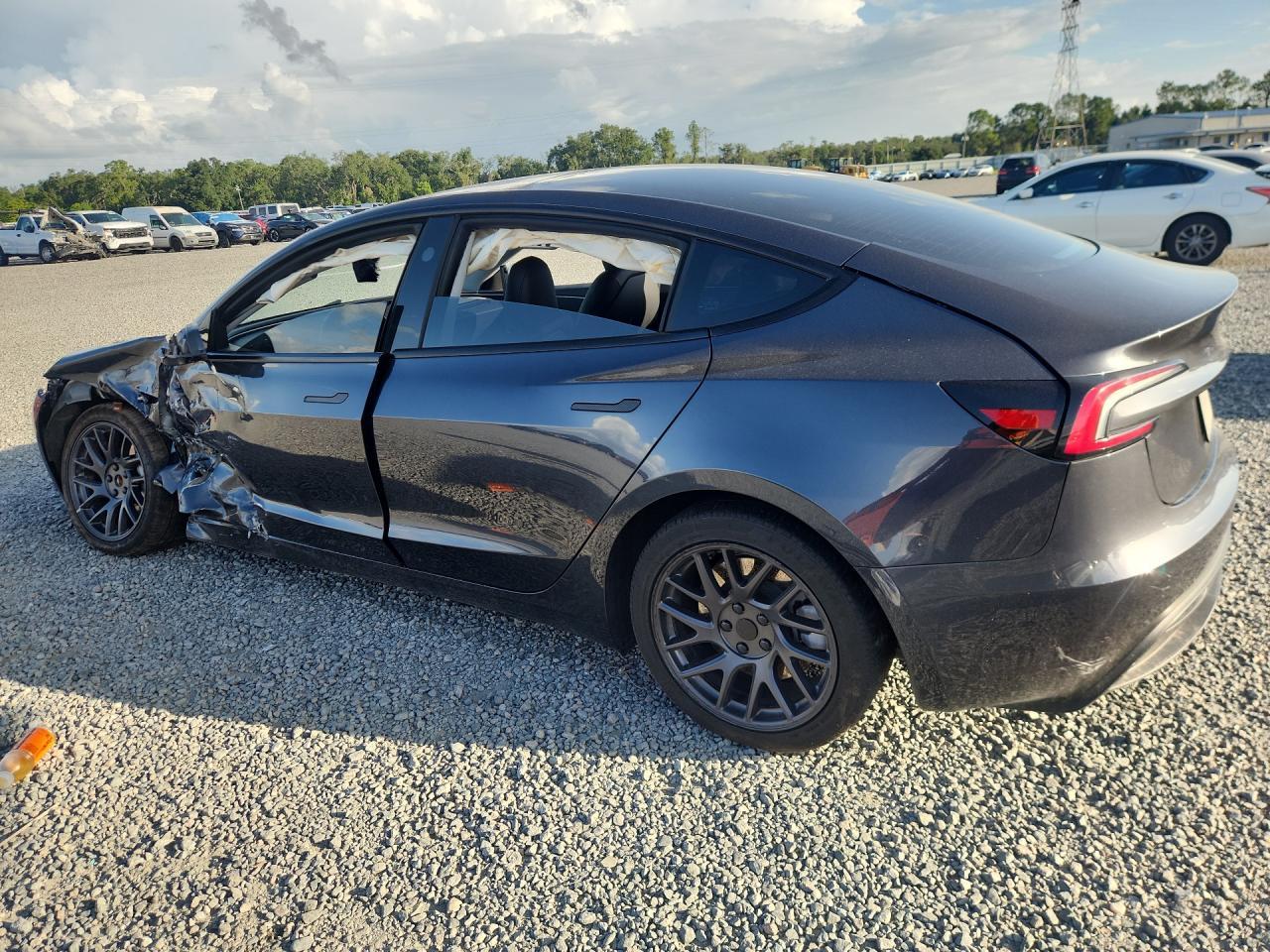 2025 Tesla Model 3 - zdjęcie 2